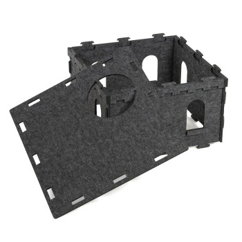 Ein graues Filzhaustierhaus mit abnehmbarem Dach und mehreren Öffnungen, entworfen für Kleintiere.