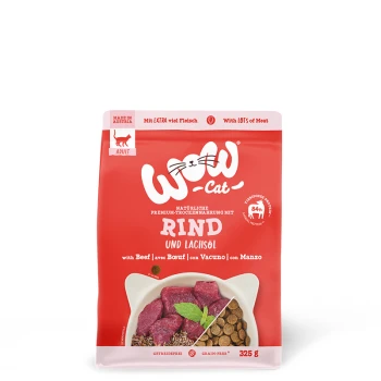 Rote Verpackung von "WOW-Cat" Premium Katzenfutter mit Rindfleisch und Lachsöl, mit sichtbaren Fleischstücken und Kroketten, 325g.