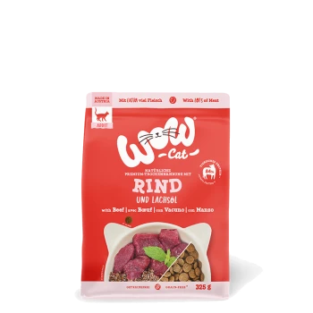 Rote Verpackung von "WOW-Cat" Premium Katzenfutter mit Rindfleisch und Lachsöl, mit sichtbaren Fleischstücken und Kroketten, 325g.