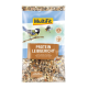 Ein 2,5 kg Beutel MultiFit Protein-Vogelfutter mit einem bunten Design, das eine Kohlmeise und ein Rotkehlchen auf einem Ast zeigt, beschriftet mit "Protein Leibgericht."