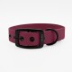 Ein burgunderfarbener Hundehalsband mit einer schwarzen Metallschnalle und D-Ring, mit dem eingravierten Text "DIE HUND IDEE" auf der Schnalle.