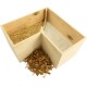 Eine Holzkiste, die in zwei Abschnitte unterteilt ist, einer gefüllt mit Holzspänen und der andere mit Sand, mit einem Haufen Holzspäne daneben.