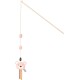 Jouet pour chat en forme d'ours rose attaché à un bâton en bois, avec deux boules roses le long de la corde et des rubans colorés.