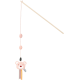 Ein rosa, bärenförmiges Katzenspielzeug, das an einem Holzstab befestigt ist, mit zwei rosa Bällen entlang der Schnur und bunten Bändern.