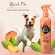 Ein verspielter Hund springt in die Luft neben einer Flasche Pet Head Quick Fix Dry Clean Spray im Pfirsichduft, mit lebhaften Fruchtgrafiken.