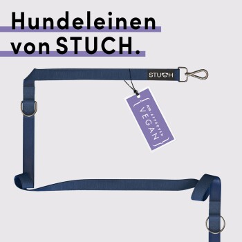 Marineblaue Hundeleine von STUCH mit einem Metallclip und D-Ring, mit einem Etikett, das "Vegan Approved" liest.