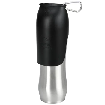 Eine Edelstahl-Wasserflasche für Haustiere mit einem schwarzen Kunststoffdeckel und einem Karabinerclip, mit dem Logo 'Dog Creek.'