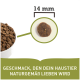 Eine Schüssel mit Haustierfutter-Kibble mit einer Nahaufnahme eines 14 mm großen Stücks und dem Text "GESCHMACK, DEN DEIN HAUSTIER NATURGEMÄß LIEBEN WIRD."