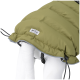 Eine grüne Pufferjacke für Haustiere, mit einem Logoetikett mit der Aufschrift "Antone", verstellbaren Riemen und einem weichen Futter.