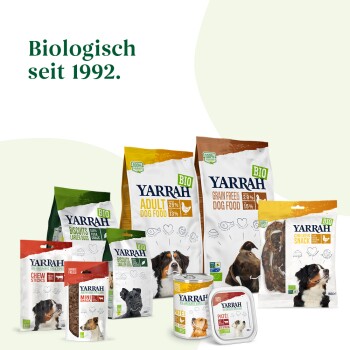 Yarrah Bio-Hundefutterprodukte ausgestellt, einschließlich Beuteln mit Erwachsenen- und getreidefreiem Futter, Snacks und Nassfutter, mit dem Text 'Biologisch seit 1992'.