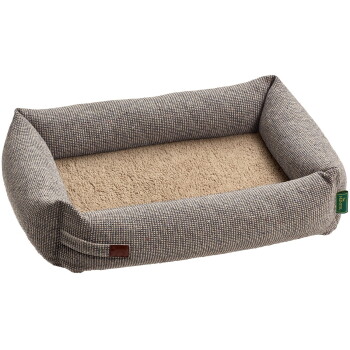 Rechteckiges Haustierbett mit beige Sherpa-Kissen, grauem Tweed-Außenstoff, Lederpatch und grünem "HUNTER"-Anhänger