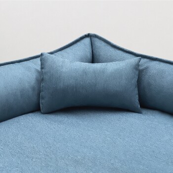 Blaues Plüsch-Tierbett mit erhöhten Rändern und passendem rechteckigem Kissen.