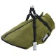 Olivgrüne Hundejacke mit einem Reißverschluss vorne und verstellbaren Geschirrriemen, mit einem Etikett mit Pflegehinweisen.