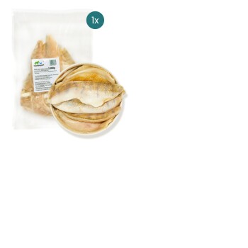 Getrocknete Fischsnacks für Haustiere in einer Schüssel, mit einer transparenten Tüte Fischfilets dahinter, beschriftet mit 1000g.
