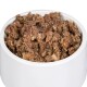 Eine Nahaufnahme einer weißen Haustierfutterschüssel, gefüllt mit einer groben, braunen Fleischmischung, die feuchtem Hunde- oder Katzenfutter ähnelt.
