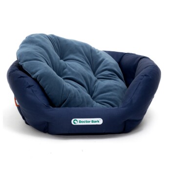 Ein gemütliches, marineblaues Haustierbett mit einem plüschigen, gepolsterten Kissen und einem Logo, das "Doctor Bark" liest.