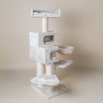 Ein stilvoller mehrstöckiger Katzenbaum aus weichem weißen Stoff, mit verschiedenen Plattformen, einer gemütlichen Hängematte und Kratzpfosten.
