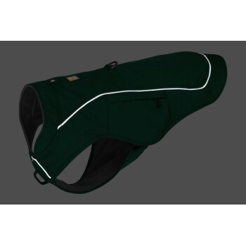 Eine grüne Hundejacke mit reflektierenden Akzenten, mit einer Tasche und einem Clip zur Sicherung von Gegenständen, vor einem grauen Hintergrund präsentiert.