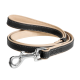 Laisse pour chien en cuir matelassé noir et fauve enroulée avec mousqueton argenté à verrou sur fond blanc.