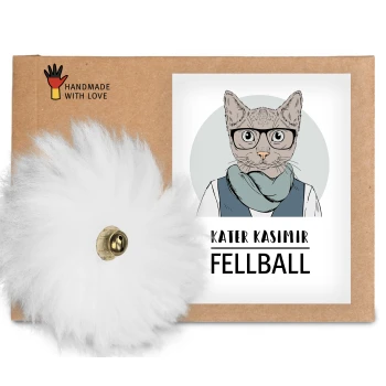 Eine Pappverpackung mit der Aufschrift "KATER KASIMIR FELLBALL" zeigt ein flauschiges weißes Katzenspielzeug mit einer Glocke, gekennzeichnet mit "HANDMADE WITH LOVE."