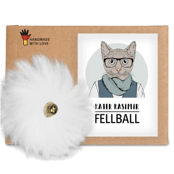 Eine Pappverpackung mit der Aufschrift "KATER KASIMIR FELLBALL" zeigt ein flauschiges weißes Katzenspielzeug mit einer Glocke, gekennzeichnet mit "HANDMADE WITH LOVE."