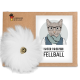 Eine Pappverpackung mit der Aufschrift "KATER KASIMIR FELLBALL" zeigt ein flauschiges weißes Katzenspielzeug mit einer Glocke, gekennzeichnet mit "HANDMADE WITH LOVE."