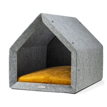 Graues Filz-Haustierhaus mit einem gelben Kissen innen, mit einem dreieckigen Dachdesign und einem kleinen Metallschild an der Vorderseite.