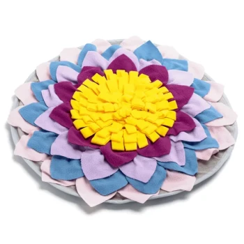 Bunter Schnüffelteppich für Haustiere, gestaltet wie eine Blume, mit Schichten aus weichem Stoff in Gelb, Lila, Pink und Blau.