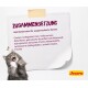Eine überraschte graue Katze greift nach einer Notiz auf einem weißen Hintergrund, die Zutaten für Katzenfutter auf Deutsch auflistet, mit dem Josera-Logo sichtbar.
