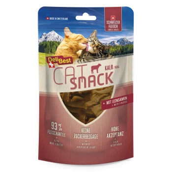 Die Verpackung des DeliBest Cat Snack zeigt eine orange- und grau gefleckte Katze mit Bergen. Highlights: "93 % Fleisch", "kein Zuckerzusatz", "hohe Akzeptanz."
