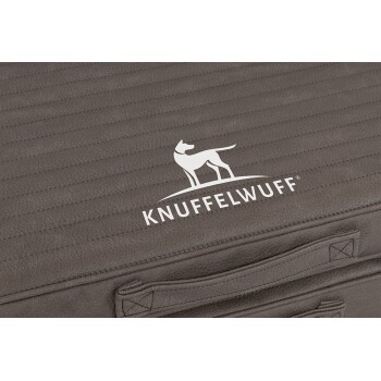 Braunes Haustierbett mit einer gesteppten Textur, mit dem weißen Logo von "KNUFFELWUFF" und einer Silhouette eines Hundes.
