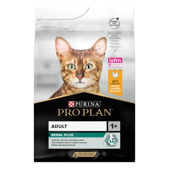 Nahaufnahme des Gesichts einer Katze auf einer Purina Pro Plan Adult Renal Plus-Tüte, mit dem Text "Nr. 1 Zutat Huhn" und Gesundheitsansprüchen.