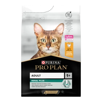 Close-up van het gezicht van een kat op een Purina Pro Plan Adult Renal Plus zak, met de tekst 'Nr. 1 Ingrediënt Kip' en gezondheidsclaims.