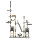 Ein großer mehrstöckiger Katzenbaum mit sechs Katzen, die auf verschiedenen Plattformen entspannen, mit Kratzpfosten, Hängematten und Spielzeugen.