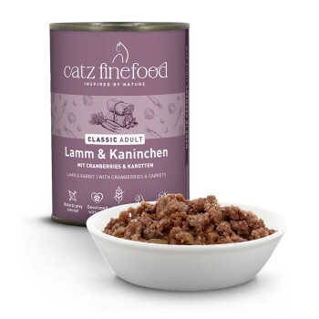 Mokra karma dla kotów Catz Finefood Classic Adult Lamb & Rabbit z żurawiną i marchewką, pokazana z miską karmy.
