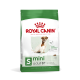 Royal Canin Mini Adult 8+ Hundefutterbeutel, geeignet für Hunde über 8 Jahre, mit Ansprüchen auf Gewichtserhaltung und optimalen Vitalitätsunterstützung.