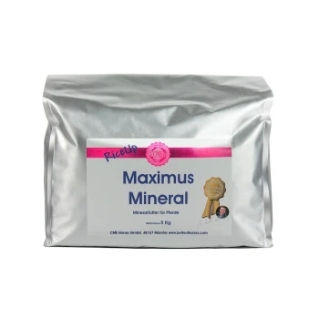 Silberne Tüte mit Maximus Mineral-Pferdefutter, 5 kg, mit einem rosa Etikett mit Text in deutscher Sprache und einem Qualitätssiegel.