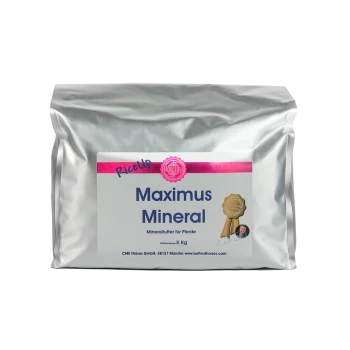 Silberne Tüte mit Maximus Mineral-Pferdefutter, 5 kg, mit einem rosa Etikett mit Text in deutscher Sprache und einem Qualitätssiegel.