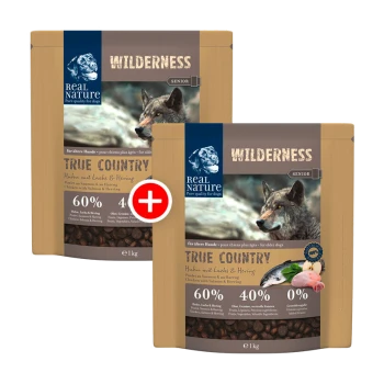 Zwei Tüten Real Nature Hundefutter: "Wilderness Senior" mit einem Wolf und "True Country" mit Lachs, beide 60% Fleisch, 40% Fisch, 0% Getreide.