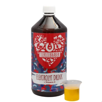 Eine Flasche "Tierliebhaber Elektrolyt Drink" mit einem bunten, tierischen Etikett neben einem kleinen Becher mit gelblichem Getränk.