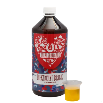 Eine Flasche "Tierliebhaber Elektrolyt Drink" mit einem bunten, tierischen Etikett neben einem kleinen Becher mit gelblichem Getränk.