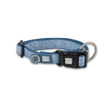Blaues verstellbares Hundehalsband mit schwarzer Schnalle, Metallring und „Max & Molly“-Logoanhängern, inklusive einem „Verloren? Bring mich zurück“-Anhänger.