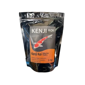 Schwarze und silberne Tüte von Kenji Koi Baby Koi Futter, beschriftet mit "1 kg" und einem bunten Koi-Fischgrafik.