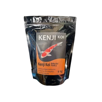 Schwarze und silberne Tüte von Kenji Koi Baby Koi Futter, beschriftet mit "1 kg" und einem bunten Koi-Fischgrafik.