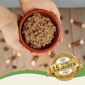 Braunes Tierfutter in einem Plastikbehälter mit der Aufschrift getreidefrei, glutenfrei und ohne künstliche Farben und Konservierungsstoffe.