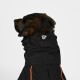 Ein Seitenprofil eines Hundes, der eine schwarze wasserdichte Jacke mit orangefarbenen Akzenten trägt, mit einem engen Kragen und einem verstellbaren Kordelzug.