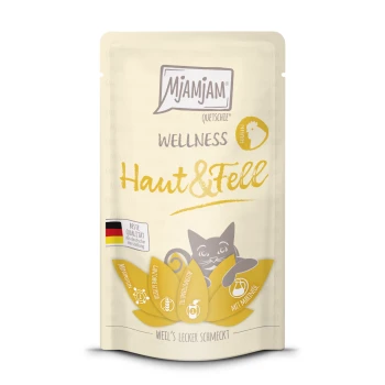 Mjamjam Wellness Haut & Fell Katzenfutterbeutel mit einer verspielten Katzengrafik, mit Text, der Qualität und Zutaten hervorhebt.