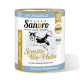 Dosen Hundefutter mit der Bezeichnung 'Sanoro Sensitiv Bio-Huhn', das eine schwarz-weiße Hundillustration zeigt, mit Zutaten: Reis, Karotten und Zucchini.