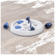 Interaktives Hundepuzzle-Spielzeug mit blauen Schiebedeckeln und Leckerli-Fächern, beschriftet mit "DOG Activity", auf einem Holzboden.