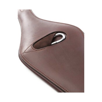 Nahaufnahme eines braunen Leder-Haustiergeschirrs mit einem metallischen D-Ring zur Leinenbefestigung und einem weichen Innenfutter.